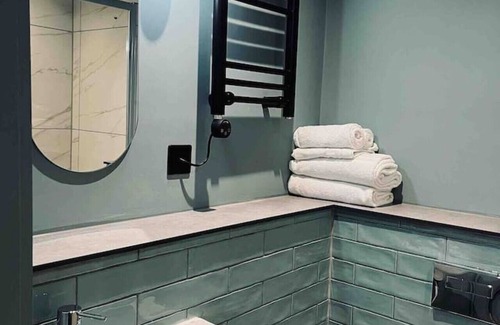 Galashiels Apartment | Boutique king bed studio, en-suite & kitchenette