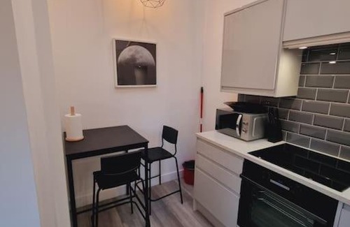 Hanger Hill Apartment | Boutique Modern Apartment Opposite Station