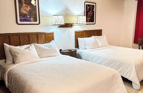 Lawrenceburg Hotel | Boutique Motel with cozy nature inspired mid century design