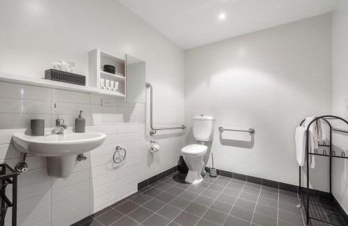 Melbourne Central Business District Apartment | Boutique Retreat in Heart of CBD Mobility-Friendly