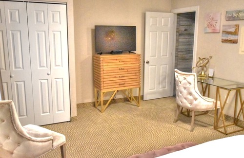 Chautauqua Cabin | Boutique room at the Magnolia Lodge in Chautauqua