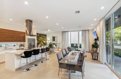 Coral Way Villa | Boutique Stay for 22 guests – 10% Off for Thanksgiving!