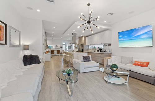 Coral Way Villa | Boutique Stay for 22 guests – 10% Off for Thanksgiving!