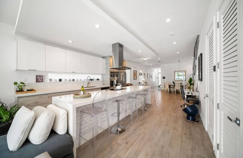 Coral Way Villa | Boutique Stay for 22 guests – 10% Off for Thanksgiving!