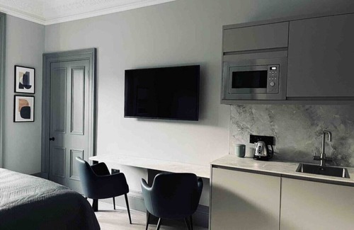Galashiels Apartment | Boutique studio, king bed, en-suite & kitchenette