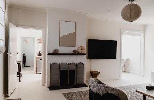Collingwood North Apartment | Boutique stylish 3 Bedroom family home in Melbourne with Parking