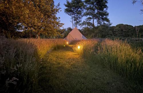 Vorden Other | Boutique tent bij Laaken op Zand unieke plek in het groen met luxe bed