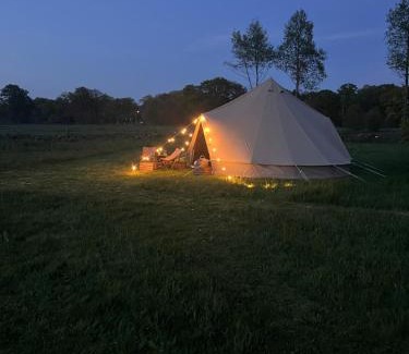 Vorden Other | Boutique tent 'Pruum' op een unieke plek in het groen met luxe bed