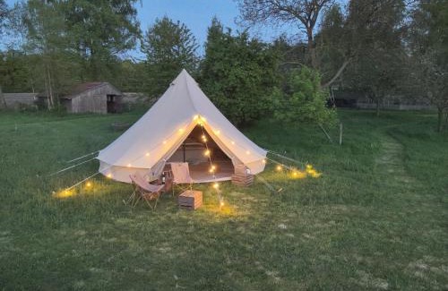 Vorden Other | Boutique tent 'Pruum' op een unieke plek in het groen met luxe bed