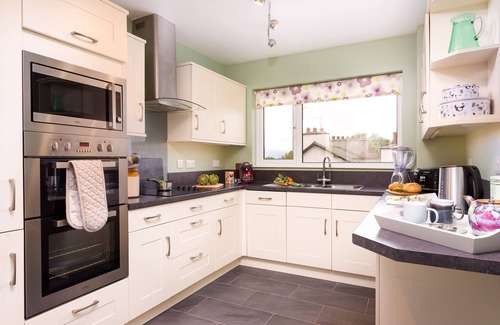 Bowness-on-Windermere Cottage | BOW PEAK, family friendly in Bowness-On-Windermere