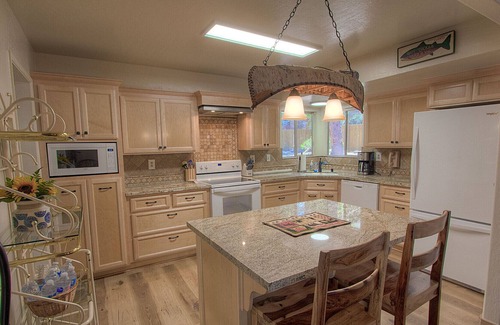 Lower Kingsbury House | Bowers Mansion- 5 min to Casinos, Beaches, Heavenly, Sunny Deck (NVH0817)