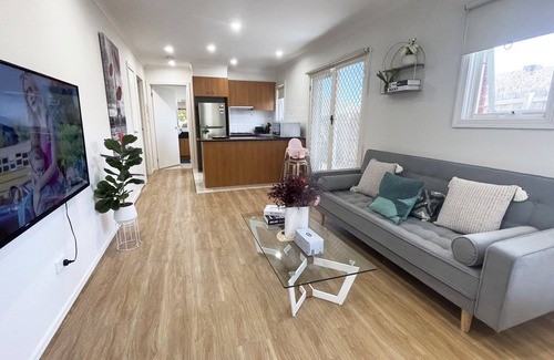 Box Hill House | Box Hill Compact Home Small family WiFi