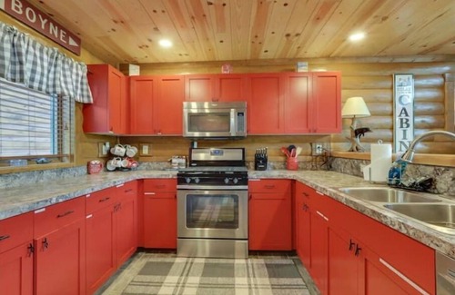 Boyne City Cabin | Boyne Mountain Cabin Upscale/CozynClose to Golf, Ski In/Out 4-bedroom w/Hot Tub