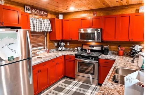 Boyne City Cabin | Boyne Mountain Cabin Upscale/CozynClose to Golf, Ski In/Out 4-bedroom w/Hot Tub