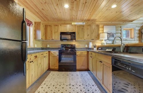 Boyne City Cabin | Boyne Mountain Cabin 4 Bedrooms garage and hot tub clean and cozy