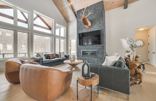 Boyne Falls House | Boyne Mtn Retreat w/Hot Tub + Shuttle to Resort!