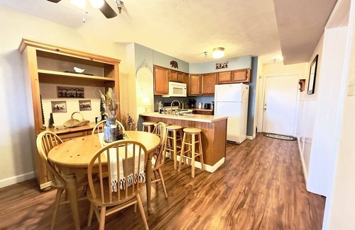 Davis Condo | BR127- Recently Renovated! Charming and Affordable! A/C! Outdoor Pool!