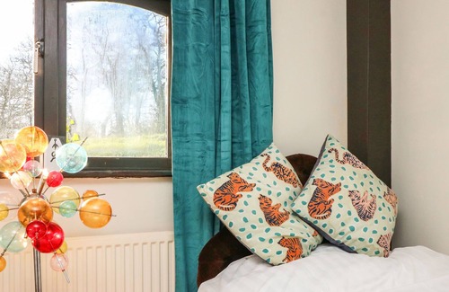 Okehampton Cottage | BRACKEN COTTAGE, pet friendly, with a garden in Bridestowe
