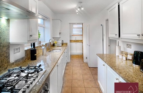 Bracknell House | Bracknell - Garden, Driveway, Pets Welcome