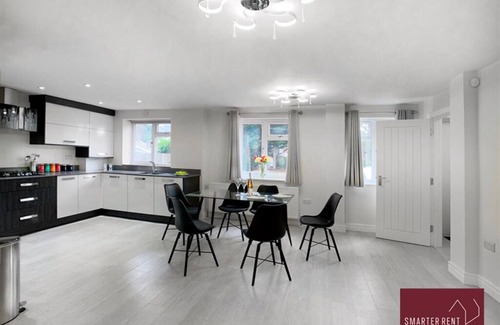 Bracknell Apartment | Bracknell - Garden, Parking, Ground Floor