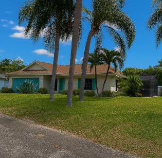 Bradenton House | Bradenton Vacation Home with Heated Pool, Hot Tub & Game Room Near Anna Maria Island