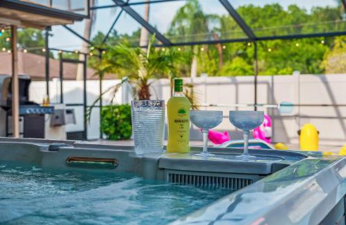 Bradenton House | Bradenton Vacation Home with Heated Pool, Hot Tub & Game Room Near Anna Maria Island