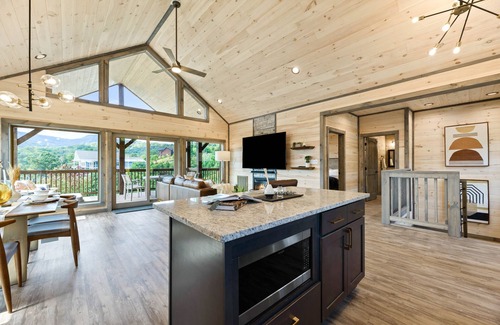 Chalet Village North Cabin | BRADN NEW Luxury Cabin! The ELM/PanoramicMountainView/Modern/LARGE DECKs