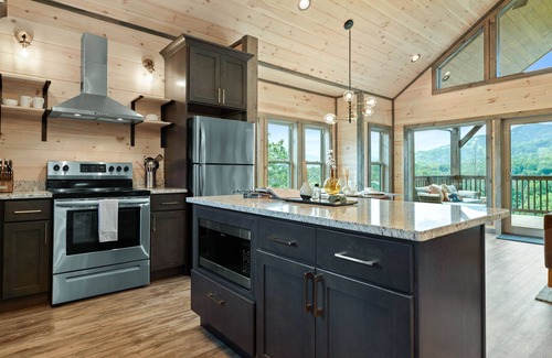 Chalet Village North Cabin | BRADN NEW Luxury Cabin! The ELM/PanoramicMountainView/Modern/LARGE DECKs