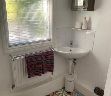 Folkestone Bed & Breakfast | Bradstone Garden Retreat With Own Entrance