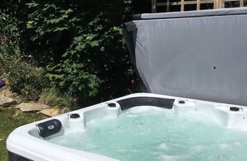 Bude House | 'Bramble Cottage' bungalow with optional hot tub and shared EV charger.
