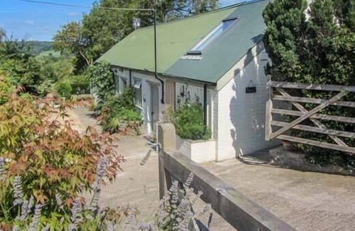 Dundon House | BRAMBLE, pet friendly, character holiday cottage in Compton Dundon