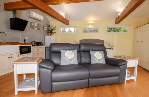 Truro Cottage | BRAMBLESIDE LODGE, country holiday cottage, with a garden in Truro