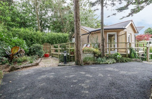 Truro Cottage | BRAMBLESIDE LODGE, country holiday cottage, with a garden in Truro