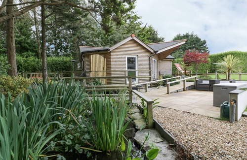 Truro Cottage | BRAMBLESIDE LODGE, country holiday cottage, with a garden in Truro