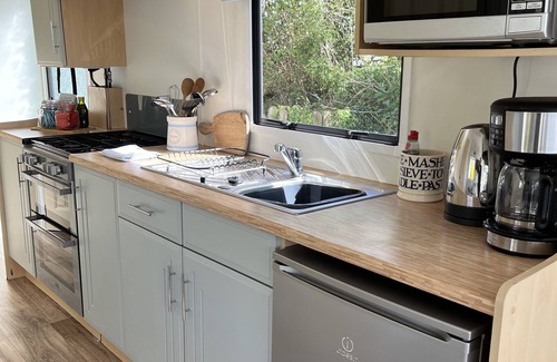 Hartland House | Brambly Hedge, shepherds hut style, sleeps 4, with garden, walk to pubs & shops.