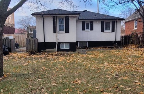Queen Street Corridor House | Brampton Haven: Your Perfect Homen