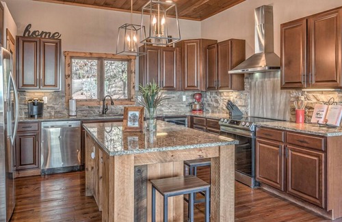 Mineral Bluff Cabin | Branch Oak Manor - Million Dollar Views | Hot Tub | Fire Pit