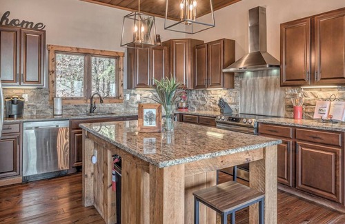 Mineral Bluff Cabin | Branch Oak Manor - Million Dollar Views | Hot Tub | Fire Pit