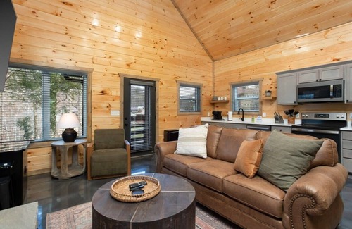 Gatlinburg Cabin | Brand New/1.4Miles2DowntownGatlinburg/Hot Tub