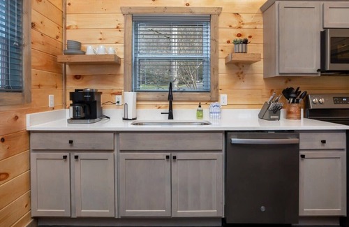 Gatlinburg Cabin | Brand New/1.4Miles2DowntownGatlinburg/Hot Tub