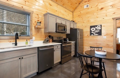 Gatlinburg Cabin | Brand New/1.4Miles2DowntownGatlinburg/Hot Tub