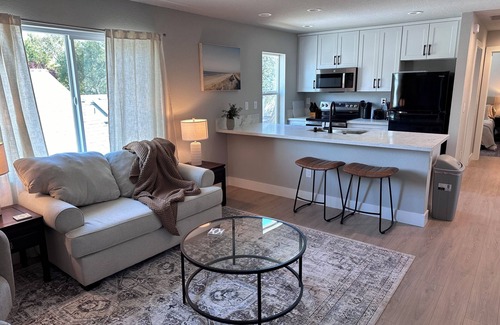 North Oak Park House | Brand New 1-bdr with Ultra-Fast 5G Internet, walk to UC Davis Med and Shriners