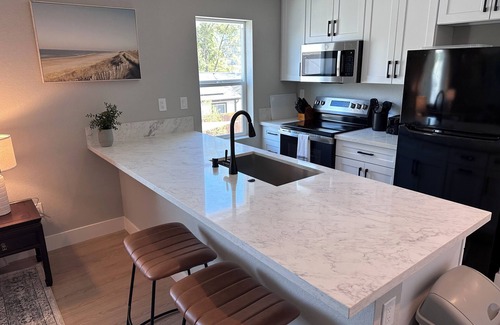 North Oak Park House | Brand New 1-bdr with Ultra-Fast 5G Internet, walk to UC Davis Med and Shriners