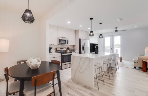 Gulfport Condo | Brand New 1 Bedroom Condo-Luxurious Waterfront Pool-Sleeps 4