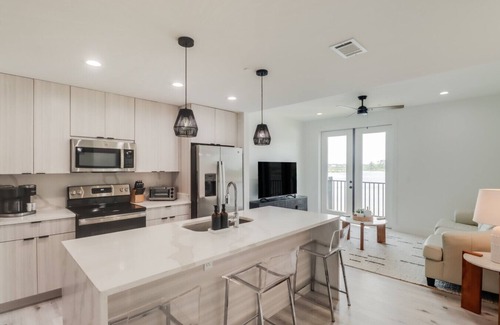 Gulfport Condo | Brand New 1 Bedroom Condo-Luxurious Waterfront Pool-Sleeps 4