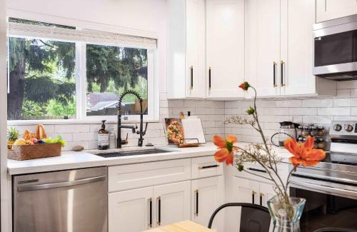 Picnic Point-North Lynnwood Apartment | Brand New 1BR Designer's Oasis 1min to I-5 Costo