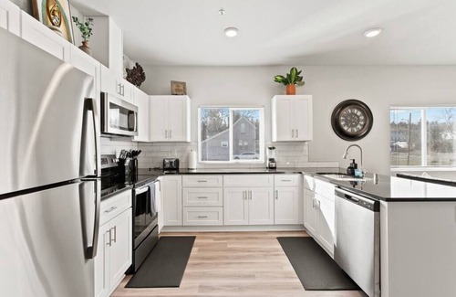 South Perry District Apartment | Brand New 2 Bed 2 Bath Near Perry District and DT!