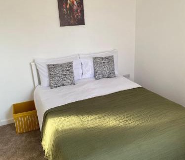 Town Apartment | BRAND NEW 2 bed flat plus living room for 7 people near from Chelsea Stadium with welcome breakfast
