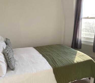 Town Apartment | BRAND NEW 2 bed flat plus living room for 7 people near from Chelsea Stadium with welcome breakfast