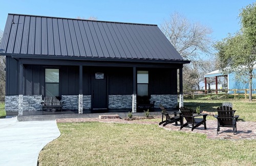 Somerville Cottage | Brand New 2-bedroom Cottage - "The MarCupial a Cozy Retreat by The Lake"